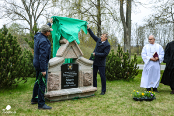 Piemiņas akmens atklāšana par godu Cesvaines vidusskolas dibinātājam Albertam Vītolam