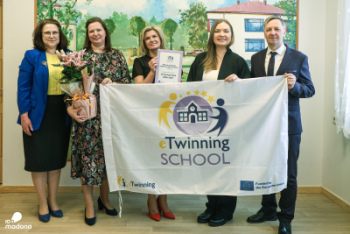 eTwinning Skolas plāksnes pasniegšanā Madonas PII "Kastanītis"
