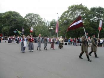 XXVI Vispārējie latviešu Dziesmu un XVI Deju svētki. 1. jūlijs. Gājiens.