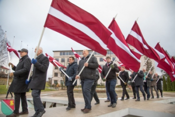 Svinīgais pasākums rakstainos cimdos