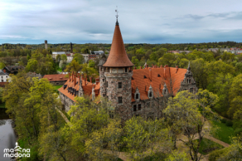 Pavasaris ieskauj Cesvaines vēsturisko šarmu